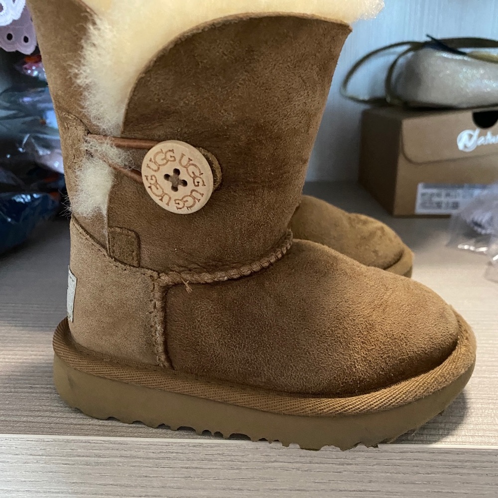 UGG toddler Bailey button boot size 7
